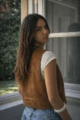 Chaleco de cuero negro con diseño artesanal, caracterizado por sus bordes rematados con tientos pasados a mano en todo su contorno.