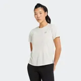 Remera deportiva New Balance de manga corta, color verde claro o blanco hueso, con logo NB reflectante en el pecho. Confeccionada con tecnología de secado rápido NB ICEx.