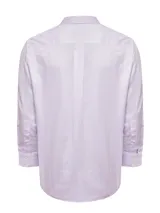 Camisa de manga larga RKF con diseño de rayas verticales finas en color lila sobre fondo blanco. Presenta cuello italiano, cierre frontal con botones, bolsillo en el pecho con logo bordado y corte regular.