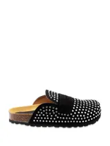Sueco tipo mule de gamuza negra con apliques de strass plateados en toda la superficie. Cuenta con una banda frontal estilo mocasín, plantilla de corcho y suela de goma dentada.