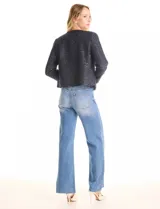 Chaqueta de tweed color azul marino con sutiles destellos de lúrex, marca Nanette. Presenta cuello redondo, abertura frontal sin cierre y bolsillos delanteros funcionales. Cuenta con forro interno a tono.