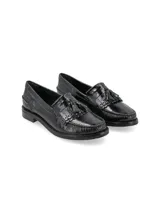Mocasines de cuero charol negro con diseño clásico, detalles de flecos y borlas en el empeine, y suela plana con taco bajo.