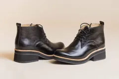Botines negros de cuero con cordones, caña baja y taco cuadrado.