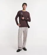 Suéter masculino de cuello redondo y manga larga, confeccionado en tejido de punto liso. Presenta un diseño básico y versátil, ideal para uso diario.