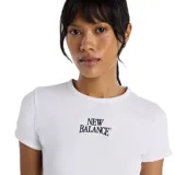 Remera corta de manga corta en color blanco, de corte ajustado y cuello redondo. Cuenta con el logotipo de New Balance impreso en el centro del pecho en color negro.