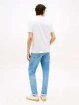 Remera de manga corta Tommy Hilfiger confeccionada en puro algodón, con cuello redondo y logo gráfico de la marca estampado en el pecho.