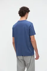 Remera de manga corta color azul con cuello redondo y media cartera de botones.
