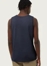 Musculosa de hombre color beige, de corte clásico y sin mangas, con pequeño estampado tipográfico en el pecho.