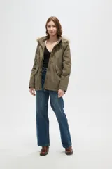 Campera parka de color verde militar, con cierre frontal oculto, bolsillos laterales con solapa y capucha fija con borde de piel sintética.