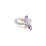 Anillo abierto con diseño de libélula, bañado en rodio. Presenta una banda engastada en pavé de circonitas transparentes, una perla de cristal en la cabeza y alas decoradas con cristales en tonos violeta y amarillo.