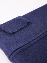 Campera tejida de punto en color azul, con cierre frontal completo y cuello alto acanalado.