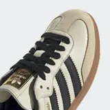 Championes Adidas Samba OG color crema con detalles en negro y suela de goma color caramelo.