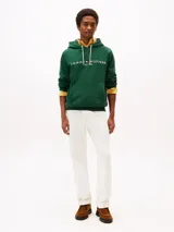 Buzo con capucha Tommy Hilfiger verde con logo bordado en el pecho, bolsillo tipo canguro y cordones blancos con extremos distintivos. Confeccionado en mezcla de algodón y poliéster reciclado.