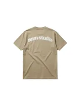 Remera de manga corta en color camel, con cuello redondo y diseño básico de corte clásico.