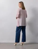 Camisa larga de rayón, con cuello clásico, cierre frontal con botones y mangas regulables con presilla. Presenta un diseño holgado con tajos laterales en el ruedo.