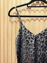 Top metalizado con estampado animal print y corte clásico.