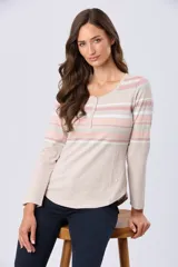 Remera t-shirt de algodón con rayas horizontales en tonos pastel (lila, beige, azul claro y azul oscuro), cuello redondo con botones delanteros y aberturas laterales.