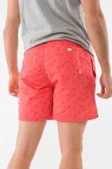 Short de baño azul con estampado de flamencos.