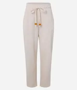 Pantalón zanahoria color crema, con cintura elástica, lazo, bolsillos laterales y superficie texturizada.