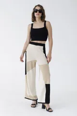 Crop top tejido de punto con escote cuadrado y breteles anchos, de corte ajustado al cuerpo.