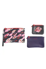 Set de tres necessaires Oreiro de distintos tamaños y colores, elaborados en material sintético. Incluye uno grande con estampado de labios, uno mediano color beige liso y uno pequeño rojo con estampa frontal.