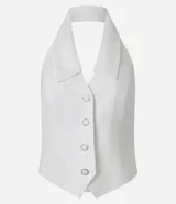 Chaleco sastre de frente única, color blanco, con cuello solapa, cierre frontal con botones y ruedo en punta en forma de V. Presenta un diseño entallado y espalda descubierta.