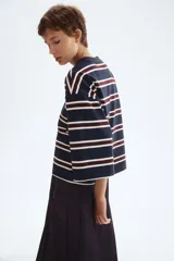 Remera de manga tres cuartos con corte holgado, confeccionada en punto de algodón pesado. Presenta un patrón de rayas horizontales en azul marino, blanco y granate, con cuello redondo ribeteado acanalado y hombros caídos.