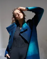 Tapado de lana merino afieltrada color azul con degradado a verde esmeralda. Diseño desestructurado con bolsillos laterales.