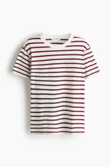 Remera de corte recto confeccionada en punto suave de algodón, con cuello redondo ribeteado y diseño de hombros ligeramente caídos.