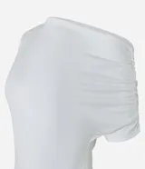 Blusa color crema confeccionada en crepé, con escote asimétrico y una manga corta con drapeados.