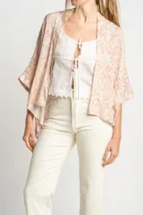 Kimono oversize color salmón con estampado abstracto en blanco.