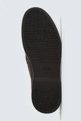 Mocasín casual de hombre con parte superior de piel con acabado serraje, diseño de corte liso con detalle de bordón, horma redonda y suela a tono.