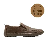 Zapato casual de cuero color marrón para hombre, estilo mocasín slip-on con elásticos laterales, costuras visibles en relieve y suela de goma.