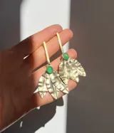 Aros colgantes de bronce con forma de hojas y ágata verde. El color de la piedra se puede elegir y también se puede hacer en alpaca/plateado.