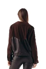 Campera bomber de cuero ovino negro combinada con gamuza chocolate, cuello solapa y cierre frontal de botones. Presenta mangas largas con detalles de costuras decorativas y bolsillos laterales ribeteados.