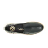 Mocasín de cuero negro con suela de goma blanca y detalle de costuras reforzadas en la parte superior.