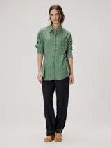 Camisa de algodón con estampado geométrico de ondas en tonos marrón y negro, corte holgado, mangas largas y cuello clásico.