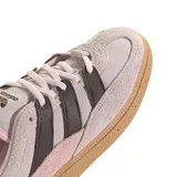 Championes Adidas Handball Spezial de gamuza en tonos lila y rosa, con las icónicas tres tiras laterales en color marrón oscuro y suela de goma color caramelo.