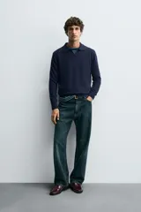 Polo de punto de corte regular fit, confeccionado en una mezcla de algodón. Presenta cuello solapa con abertura frontal, manga larga y acabados en rib en puños y bajo.