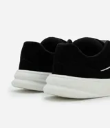 Championes de estilo skater para hombre, confeccionados en poliuretano color marrón oscuro. Poseen punta redonda, caña baja y suela de plataforma blanca. Destacan por sus cordones anchos tipo fat lace y detalles laterales en contraste.
