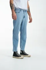 Pantalón de jean celeste, corte recto, con bolsillos delanteros y traseros.