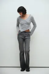 Pantalón bootcut de tiro medio, calce slim desde la cintura hasta la rodilla y largo que se extiende por el calzado.