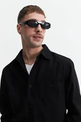 Sobrecamisa verde militar de twill de algodón, con cuello clásico, cierre frontal con botones a tono, dos bolsillos tipo parche con solapa abotonada en el pecho, mangas largas con puños abotonados y corte recto.