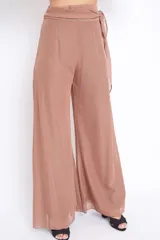 Pantalón palazzo de gasa color marrón con lazo en la cintura.