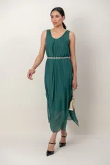Vestido midi de gasa color verde oscuro, con escote redondo, diseño sin mangas, fruncido en el escote y corte fluido.
