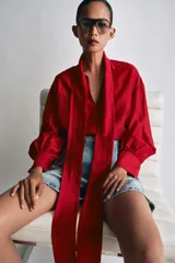 Shorts de denim de tiro alto y corte relaxed fit de Zara Woman Collection, en color celeste con lavado claro. Presenta trabillas en la cintura, cinco bolsillos, detalles de pliegues frontales y cierre con cremallera y botón metálico.