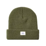 Gorro de lana verde con etiqueta con el logo de la marca Katin en el frente.