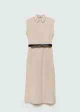 Vestido midi de diseño recto y cuello camisero, sin mangas con hombros estructurados. Confeccionado en una mezcla de lyocell y lino, presenta cierre frontal con botones y aberturas laterales en el bajo. Incluye un cinturón ajustable de efecto cuero.