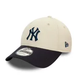 Gorro New Era 9FORTY ajustable, color beige con visera negra, logo de los New York Yankees bordado en el frente y parche conmemorativo de la Serie Mundial en el lateral.