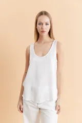 Musculosa de satén con escote redondo, corte holgado y diseño minimalista.